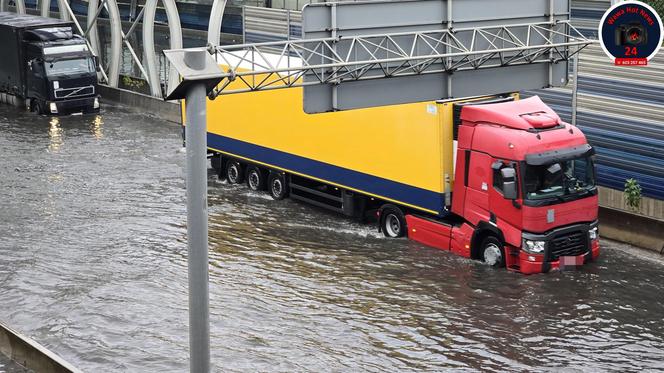 Warszawa. Pływające auta w Ursusie, zatopione po dachy!