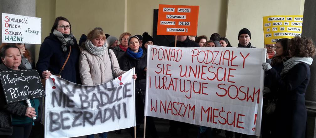 Rodzice protestowali przed sesją Rady Miejskiej Wrocławia