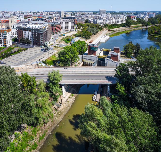 Brama przeciwpowodziowa ze śluzą u wejścia do Portu Praskiego w Warszawie, projekt budowlany: Bimor, projekt wykonawczy: Hydroinvest, 2017-2020