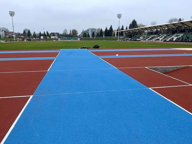 Ostatnie dni remontu stadionu w Starachowicach. Na bieżni pojwiły się tory