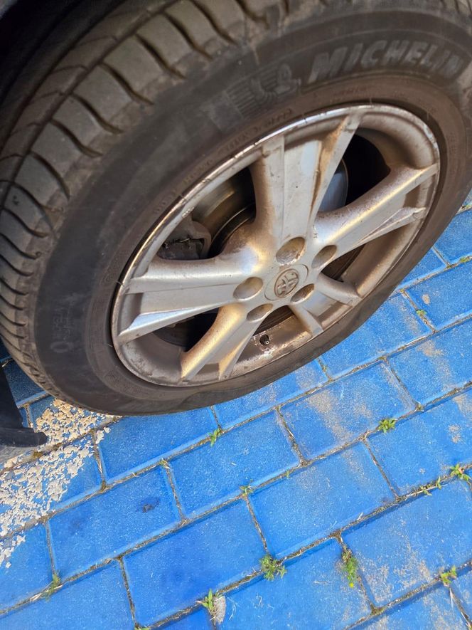 „Szczyt prymitywizmu”. Sąsiad zniszczył auto rodziców chorego dziecka. Dramat młodej rodziny z Warszawy