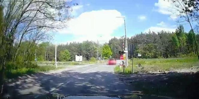 Policjanci ujawnili dramatyczne nagranie. Zderzenie trzech aut na przejeździe kolejowym