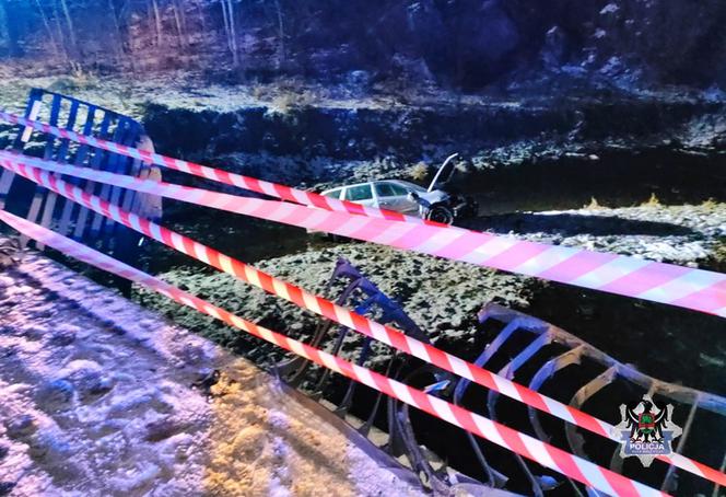 Samochód wpadł do rzeki. Trzy osoby trafiły do szpitala