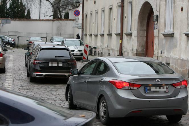 Jarosław Kaczyński. 4 samochodami do kościoła