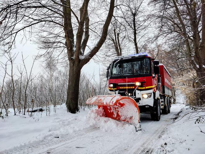  W powiecie braniewskim zima nie odpuszcza. Strażacy mają ręce pełne roboty