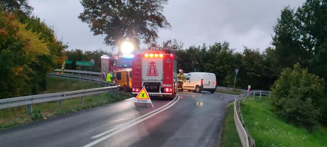 Zderzeniu samochodu osobowego z busem w Marcinkowie [ZDJĘCIA]
