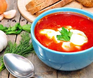 Nie śmietana i nie jogurt. Zupa pomidorowa z tym składnikiem jest o niebo lepsza 