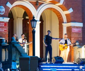 Koncert Dawida Kwiatkowskiego przed ratuszem miejskim w Kętrzynie