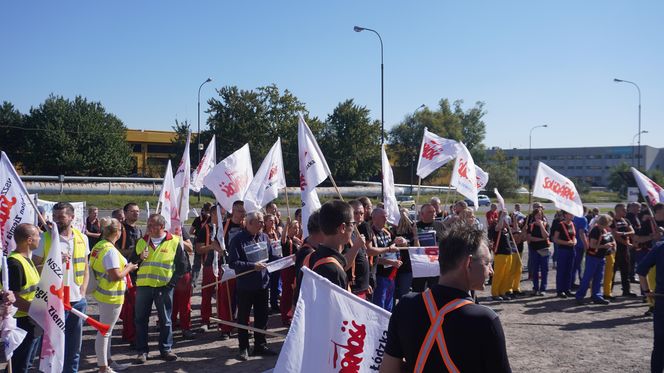 Pikieta pracowników Beko. Pracę straci 1100 osób. „Czujemy się oszukani i sfrustrowani”