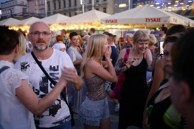 Potańcówka przed Teatrem Śląskim w Katowicach