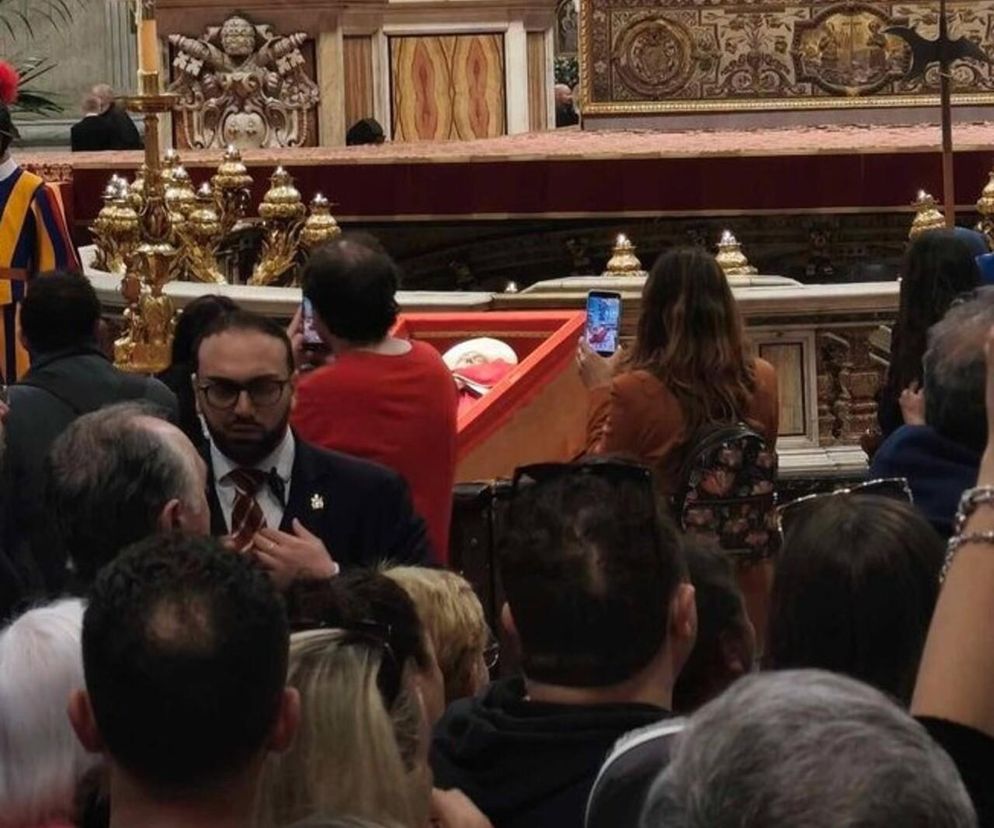 Włochy świętują wyzwolenie w cieniu żałoby po papieżu Franciszku. Część uroczystości została odwołana lub ograniczona 