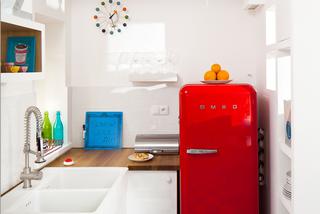 Aerodynamiczny kształt lodówki w kuchni w stylu vintage