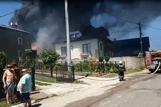 Potężny pożar koło Olkusza w Małopolsce. Płonie składowisko opon, spłonęły autobusy
