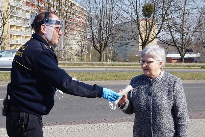 Zakrywanie twarzy OBOWIĄZKOWE! Na Śląsku strażnicy rozdają maski ZA DARMO 