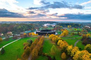 Jesień w Busku-Zdroju. Tężnia z lotu ptaka i inne piękne widoki
