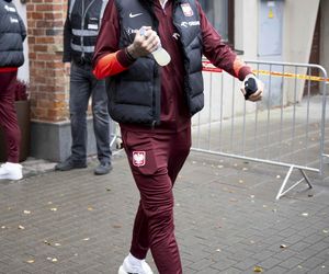 Reprezentacja zmokła na spacerze. Lewandowski się krył przed deszczem