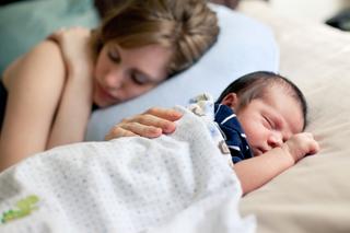 Sapanie, pojękiwanie i bulgotki. Dlaczego niemowlę wydaje takie dziwne odgłosy w czasie snu?