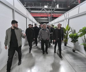 Komornicy na Modlińskiej. Nerwowe starcie przy hali na Białołęce. Ostry konflikt kupców z zarządcą hali