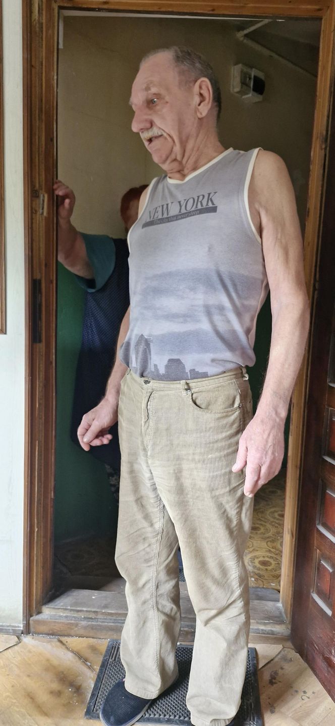 Marzną w swoich domach! Zlikwidowano im piece i nie podłączono do sieci ciepłowniczej!