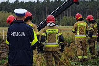 Makabra pod Wieluniem. Samochód zatonął w stawie, w środku zwłoki dwóch mężczyzn