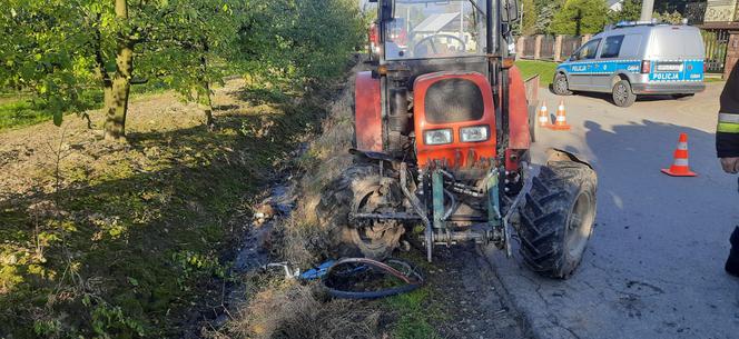 Śmiertelny wypadek w Szczereżu. Nie żyje rowerzysta potrącony przez traktor