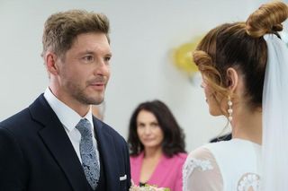 M jak miłość, odcinek 1890. Marcin (Mikołaj Roznerski), Kama (Michalina Sosna)