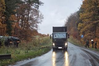 Wypadek w pobliżu Konotopu - wojskowa ciężarówka w rowie 
