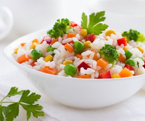 Sałatka z ryżem i mięsem drobiowym - lekka, pyszna, dietetyczna