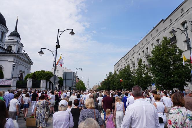 Boże Ciało 2024. Tłumy wiernych przeszły w procesji ulicami Białegostoku