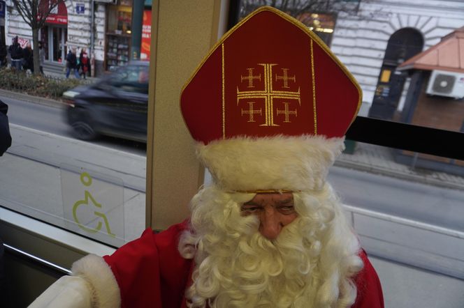 Mikołajkowy tramwaj przejechał przez Kraków