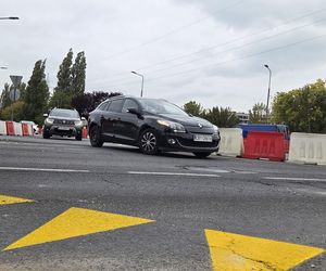 Tak się teraz jeździ na osiedlu Leśnym. Utrudnienia dla kierowców i pasażerów!