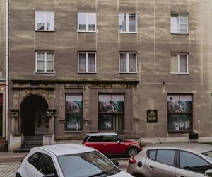 Świdnica. Ten blok jest z PRL-u, a portal ma z renesansu