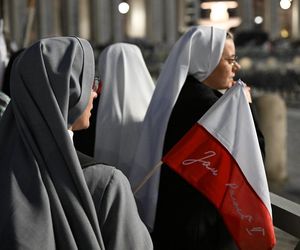 Zło dobrem zwyciężaj. Setki osób czuwały w Watykanie w rocznicę wyboru Jana Pawła II