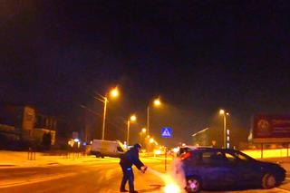 Białystok: Spał w płonącym samochodzie. Uratowali go policjanci
