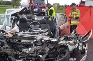 Koszmarny wypadek w Kolonii Rusiec. Kierowca zjechał wprost pod ciężarówkę. 50-latek zginął na miejscu