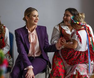 Marta Nawrocka ze łzami wzruszenia w Sulisławicach. Dzieci w ludowych strojach ją poruszyły