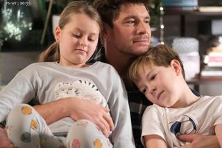 M jak miłość odc. 1796. Marcin (Mikołaj Roznerski), Szymek (Staś Szczypiński), Maja (Laura Jankowska)