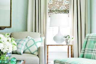 Okno udekorowane na wiosnę