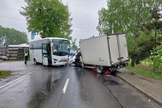 Wypadek śmiertelny pod Krakowem. Autokar zderzył się z dostawczakiem