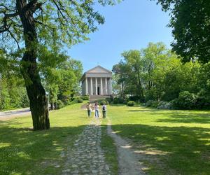 Pałac w Rogalinie zachwyca turystów. Znajduje się 20 kilometrów od Poznania 