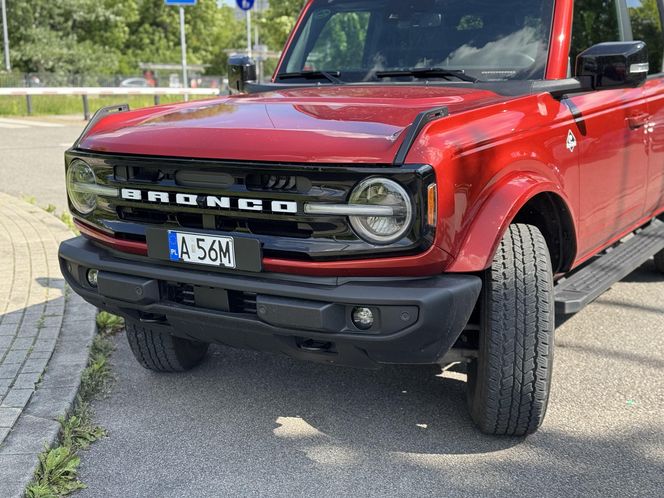 Charakterystyczny przód Forda Bronco