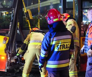 Wypadek z udziałem autobusu i ciężarówki w Warszawie (23.10.2025)