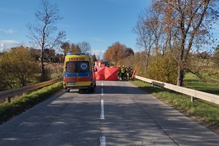Huknął w barierę, później zderzył się z volvo. 35-latek i jego pasażer zginęli. Śmiertelny wypadek pod Kielcami
