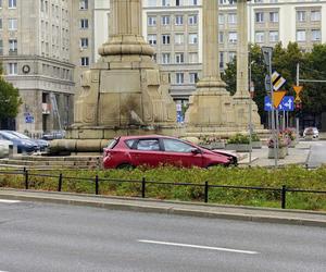 Pijany roztrzaskał się samochodem na pl. Konstytucji. To policjant stołecznej drogówki