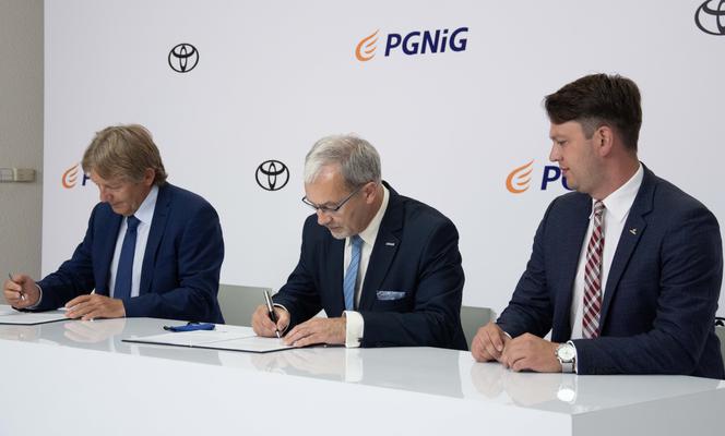 Toyota Motor Poland i PGNiG podpisały umowę. W Polsce powstanie pierwsza stacja tankowania wodorem.