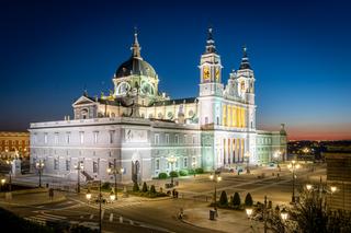 La Almudena wieczorem