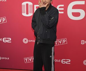 Konferencja prasowa 62. edycji Krajowego Festiwalu Polskiej Piosenki w Opolu. Tłum gwiazd na czerwonym dywanie