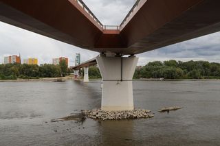 Rekordowo niski stan wody w Wiśle w Warszawie (23.08.2025)
