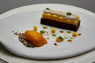 Ciastko czekoladowe z colą, pianą z marakui, żelem kokosowym i sorbetem mango