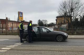 Niosła 4 siatki z zakupami. Podwieźli ją policjanci z Grudziądza